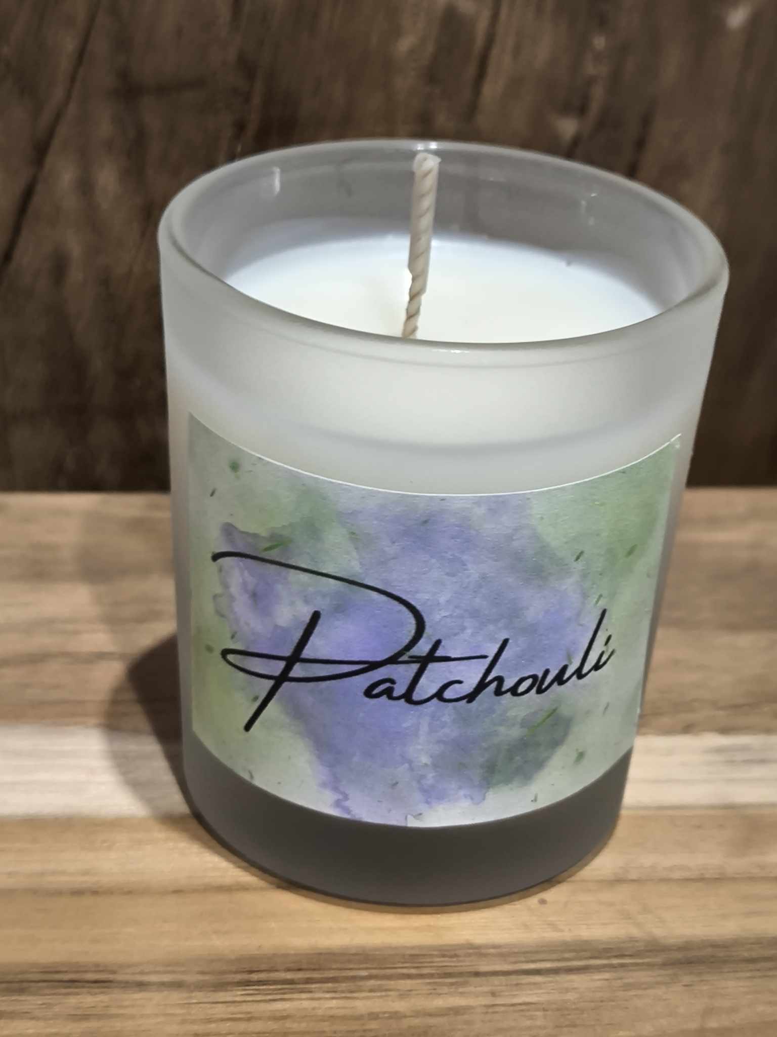 Cire de soja et parfum de Grasse.
Note : Vanillée
Tête : labdanum
Coeur ; patchouli
Fond : ambre / vanille

Un parfum qui vous fera penser à vos grands-mères. :) 