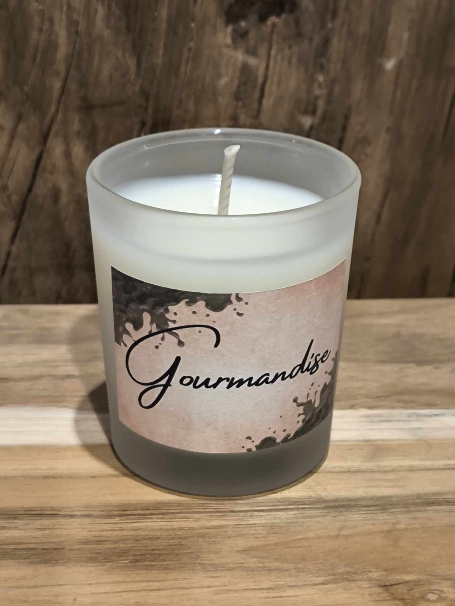 Cire de soja et parfum de Grasse.
Une fragrance enivrante qui vous donneras envie de pâtisser. 

Notes chocolatée / vanillée / gourmandes.
Note de tête :  chocolat/ fève de cacao / lait
Coeur : noisette / praliné / noix de coco
Fond : vanille / sucre 