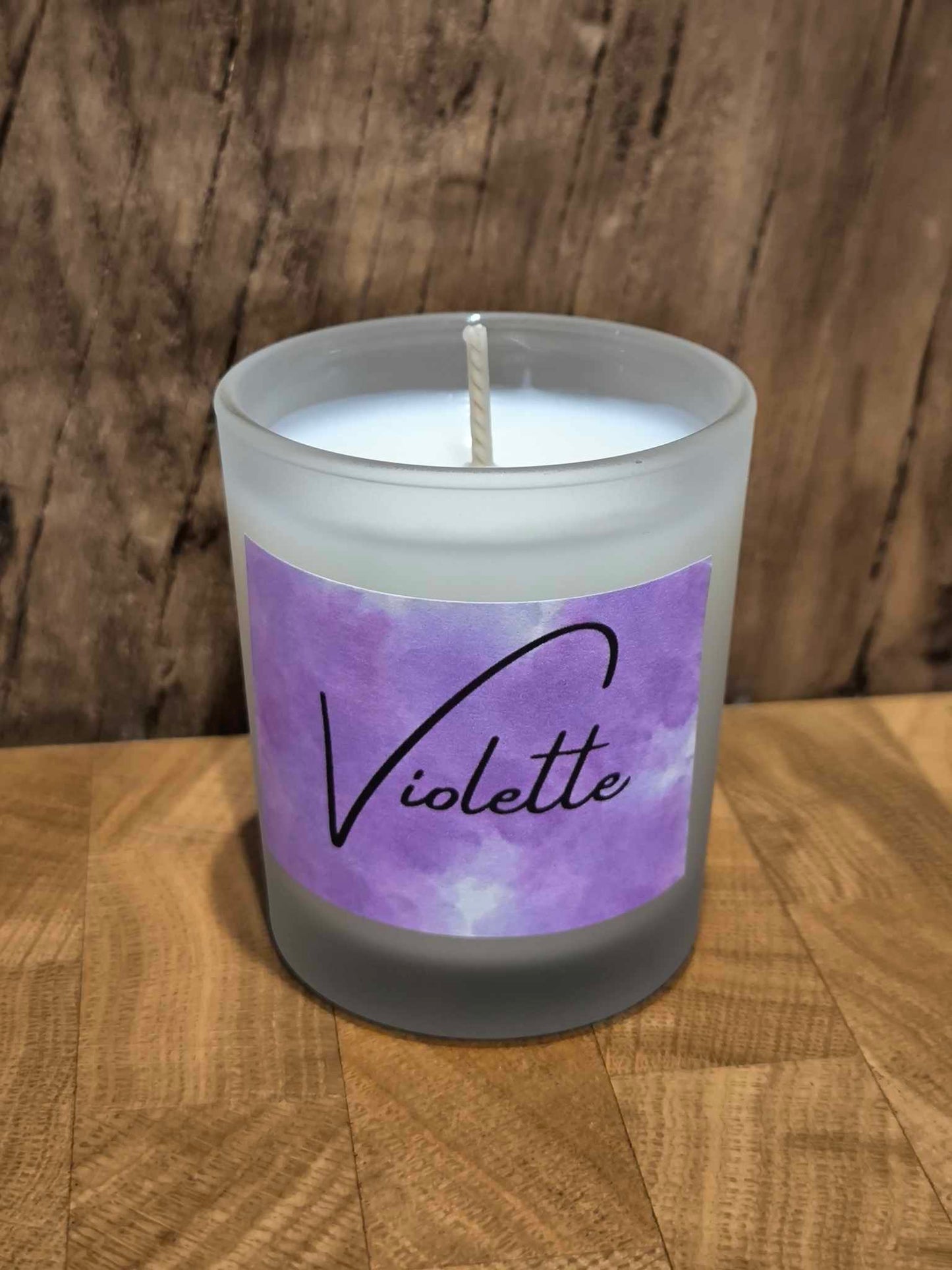 Cire de soja et parfum de Grasse.
Une fragrance floral douce et délicate. 

Notes : fuité / floral : musqué
Notes de tête : bonbon à la violette / framboise
Notes de cœur : violette : iris 
Notes de fond : muscs blancs / vanille 

Un parfum apaisant et relaxant. 