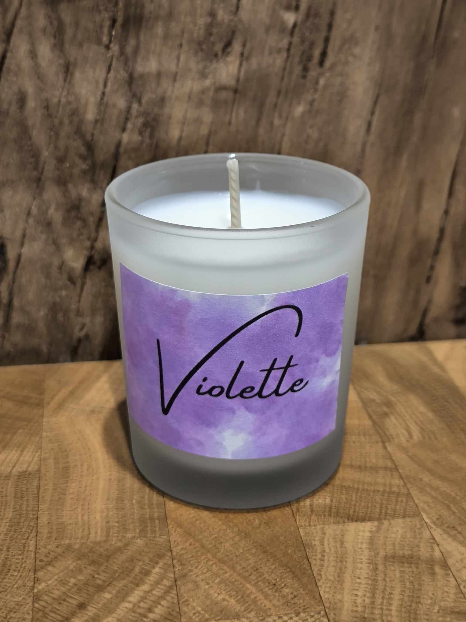 Cire de soja et parfum de Grasse.
Une fragrance floral douce et délicate. 

Notes : fuité / floral : musqué
Notes de tête : bonbon à la violette / framboise
Notes de cœur : violette : iris 
Notes de fond : muscs blancs / vanille 

Un parfum apaisant et relaxant. 