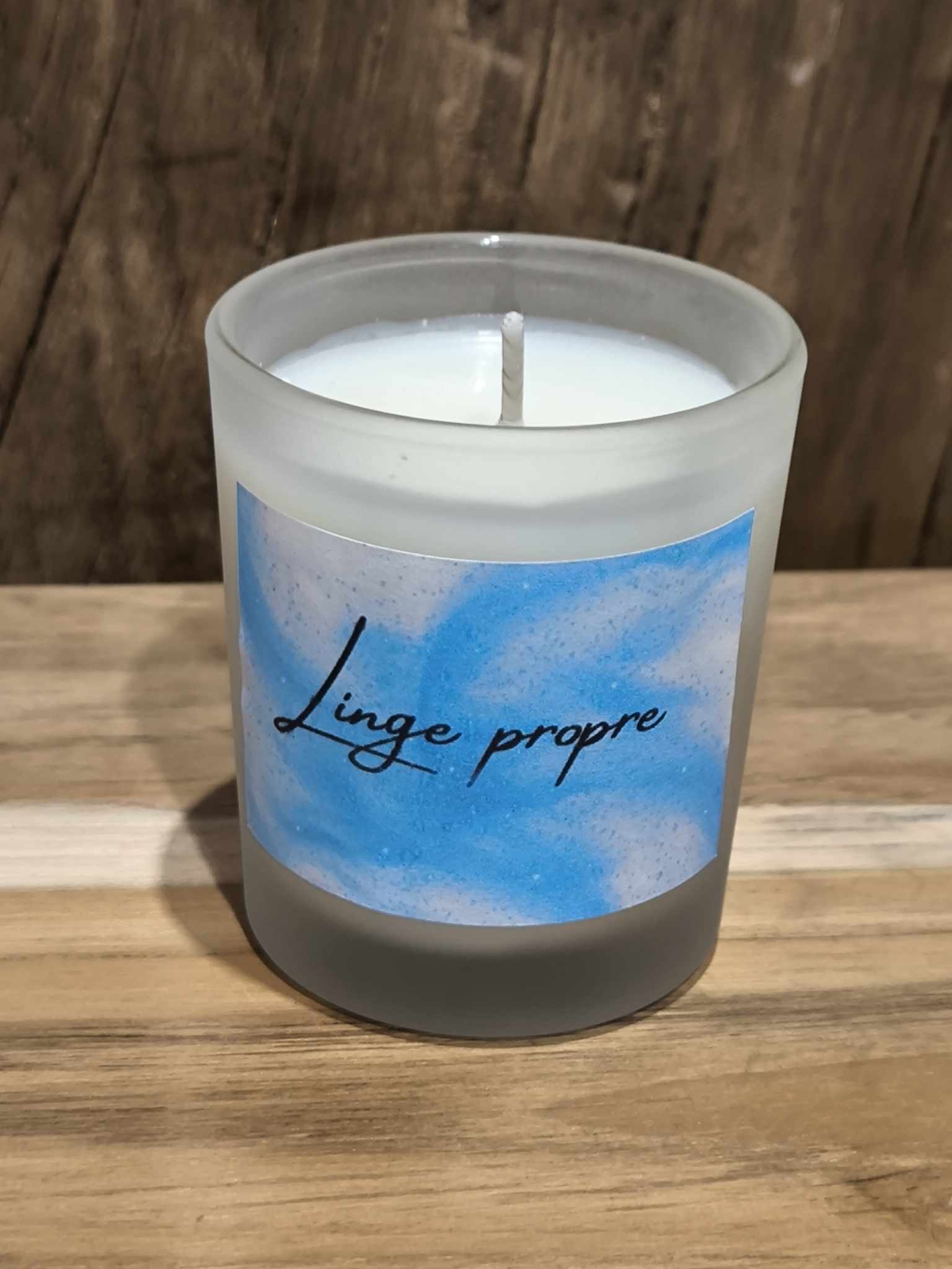 Cire de soja et parfum de Grasse.
Note : Aldéhydée / Musquée / Florale
Tête : Pin Sibérie / vert
Cœur : bouquet fleuri / muguet
Fond : vanilline / musc blanc

Un parfum de fraîcheur envahira votre intérieure. 