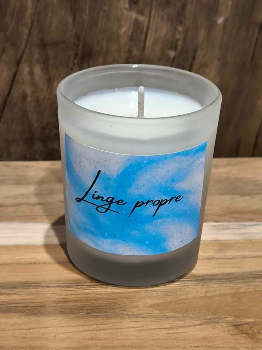 Cire de soja et parfum de Grasse.
Note : Aldéhydée / Musquée / Florale
Tête : Pin Sibérie / vert
Cœur : bouquet fleuri / muguet
Fond : vanilline / musc blanc

Un parfum de fraîcheur envahira votre intérieure. 